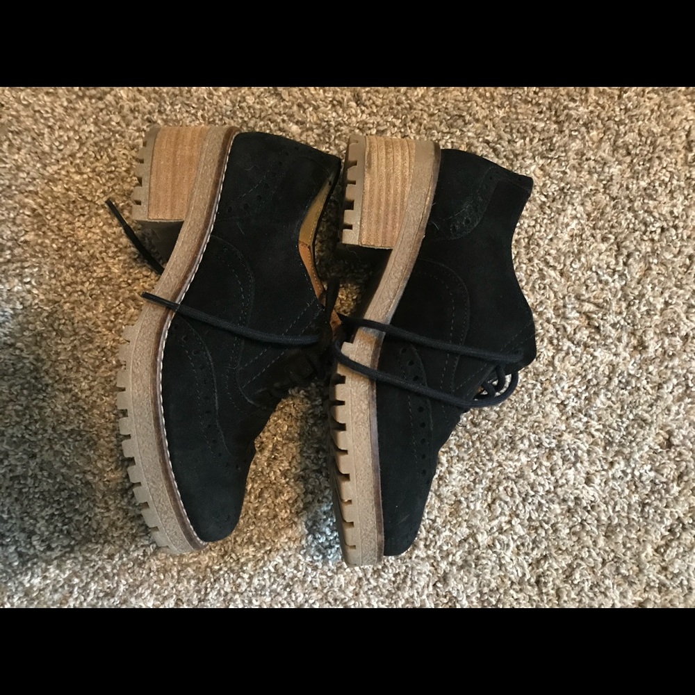 Black casual shoes